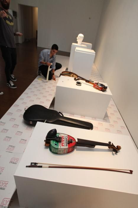 Montaje de la exposición de instrumentos musicales de Les Luthiers