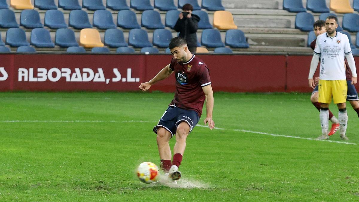 Dani Selma dispara el primer penalti de la tarde.