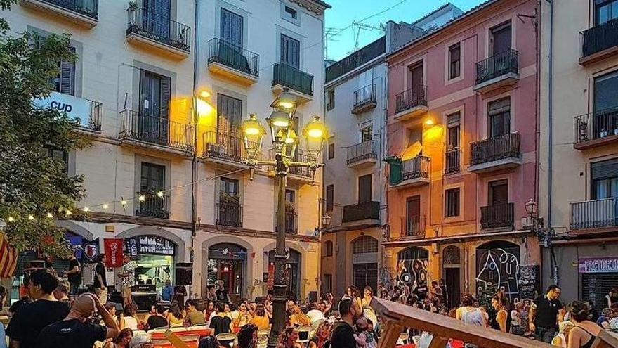 La plaça Gispert de Manresa es prepara per celebrar la 17a edició de la Revetlla de Sant Joan
