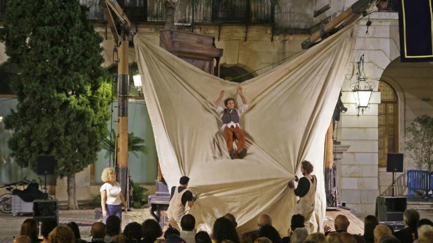 Un instante de la obra «Sol Bemol» que la compañía teatral belga D´Irque &amp; Fien puso en escena anoche en la plaza Major de Gandia para abrir la Fira i Festes 2018.