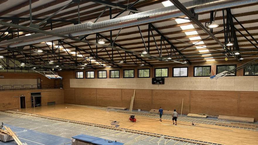 Calaf renova la pista de joc del pavelló esportiu abans de l'inici de temporada
