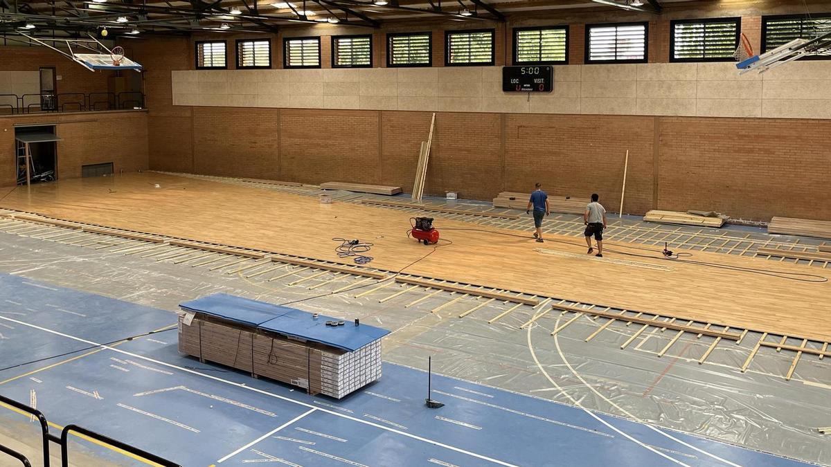 La instal·lació de la nova superfície de joc al pavelló de Calaf