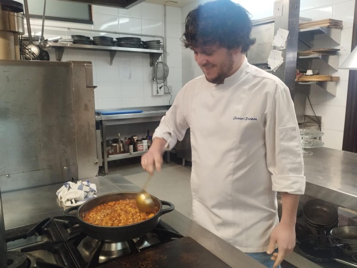 Javier Farpón mueve los callos para evitar que la gelatina se pegue.