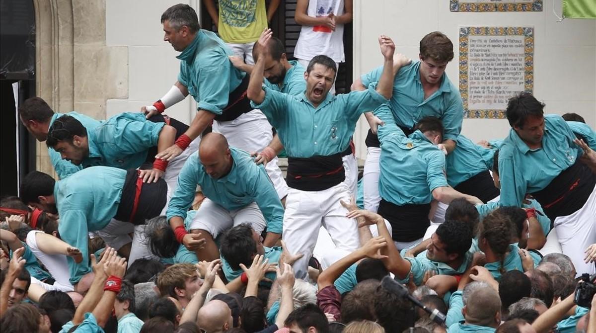 Los Castellers de Vilafranca celebran el 'quatre de deu' cargado en la última 'diada' de Sant Fèlix.
