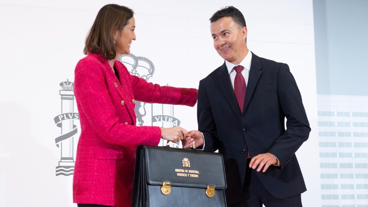 Héctor Gómez recibe la cartera de Industria y Turismo de manos de Reyes Maroto