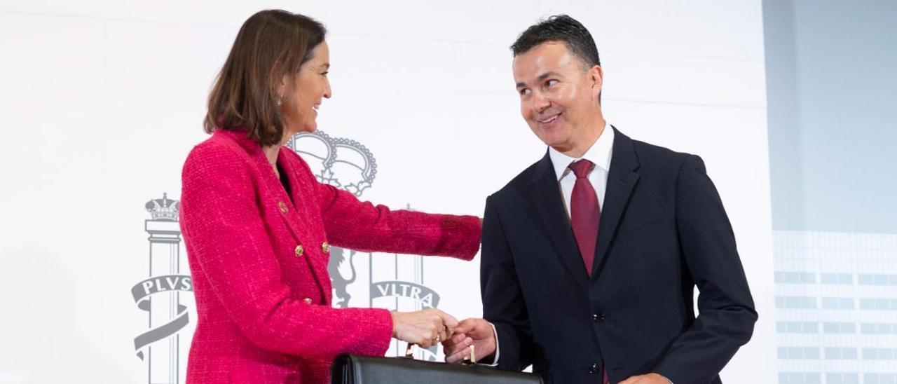 Héctor Gómez recibe la cartera de Industria y Turismo de manos de Reyes Maroto