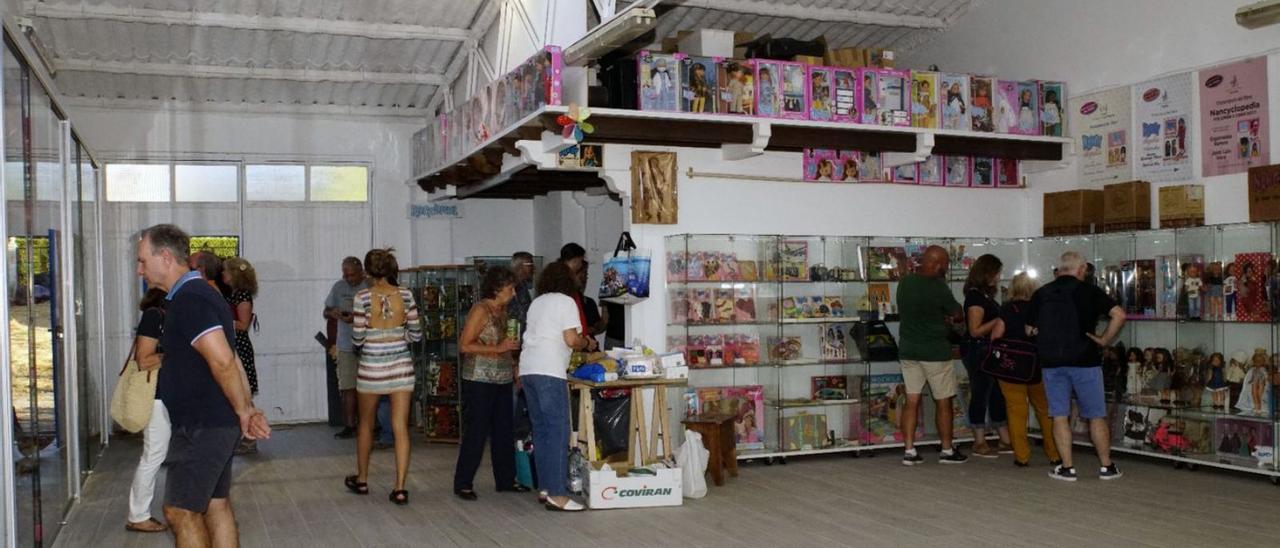 Varios visitantes osbservando la amplia colección de Nancys. | Chany Sebastián