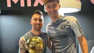Lawson Sunderland, con el Balón de Oro de Leo Messi