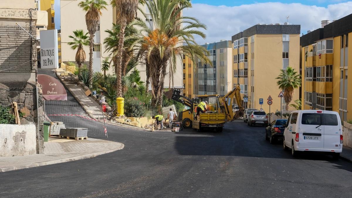 El Ayuntamiento finaliza el asfaltado de las calles de los barrios Casablanca I y El Lasso (Anton Dvorak).