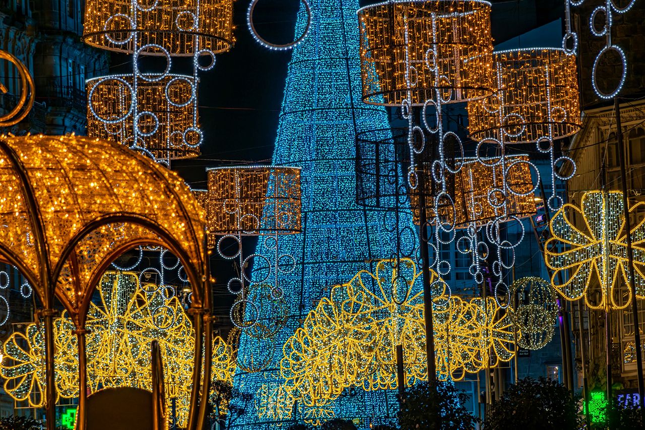 &quot;Árbol de luces entre luces&quot;. Entre miles de luces, el Gran Árbol de la Navidad trata de aparecer con bellas luces de color azul.