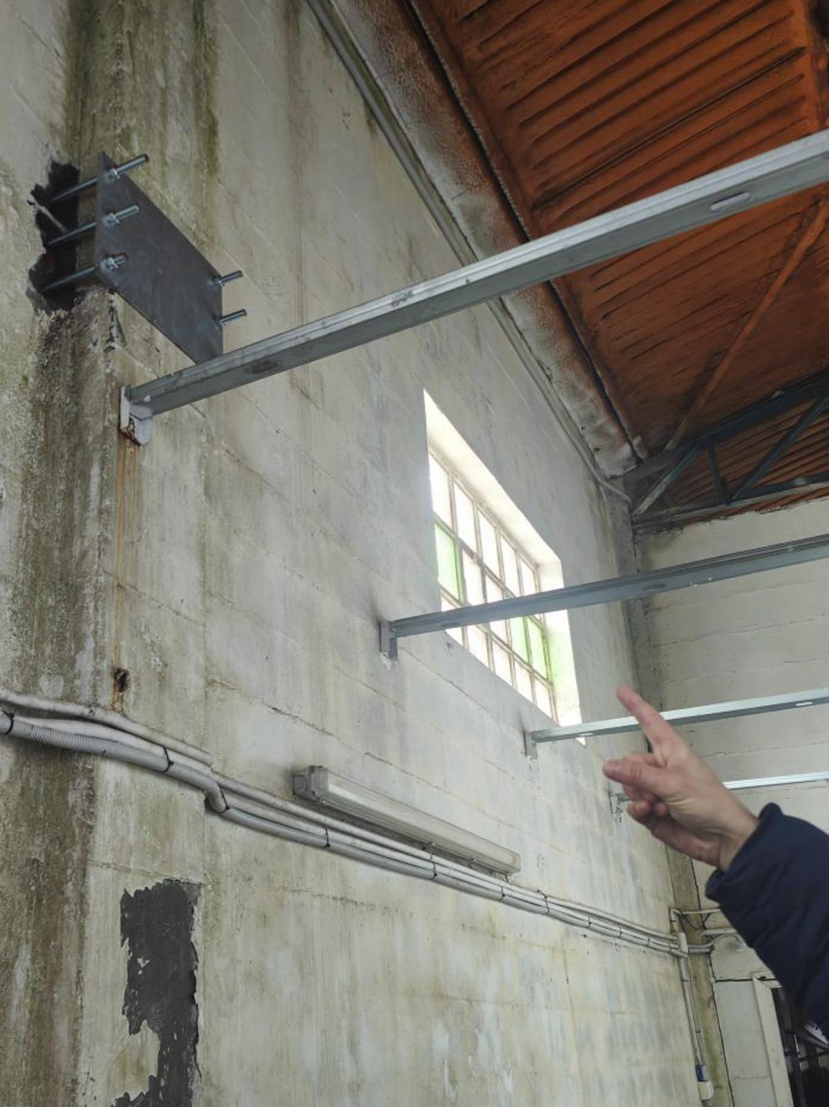 Agujeros en los enganches que se instalaron para las vigas del anexo exterior. | G. NÚÑEZ