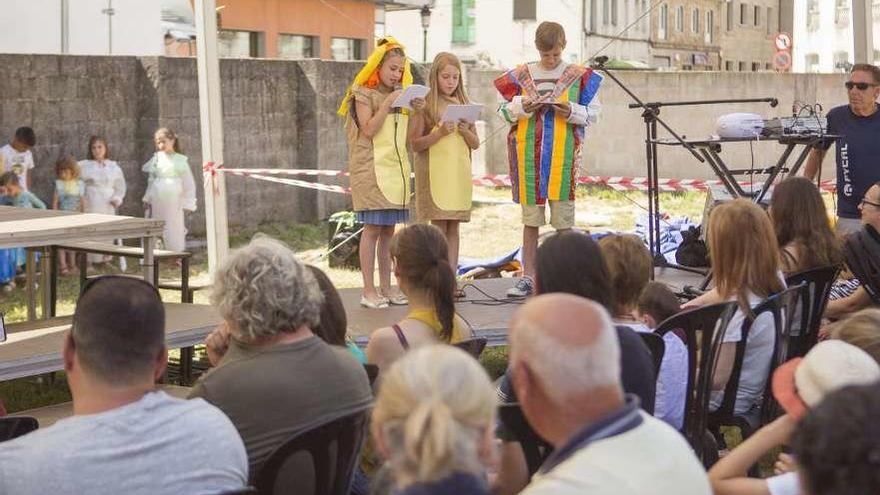 Desfile de los usuarios del Servizo Lúdico Educativo con materiales reciclados. // Bernabé/Ana Agra