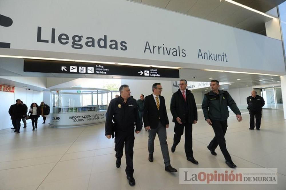 El delegado del Gobierno visita el aeropuerto de Corvera