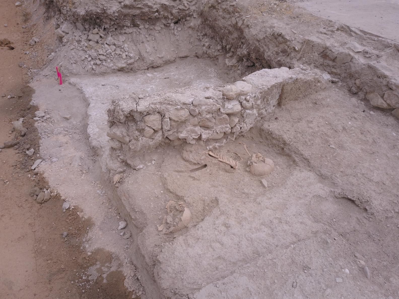 Los cadáveres han sido localizados en pequeñas tumbas excavadas en la tierra.