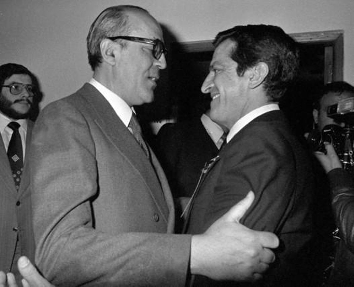 Suárez conversa amb Leopoldo Calvo Sotelo durant un congrés de la UCD.