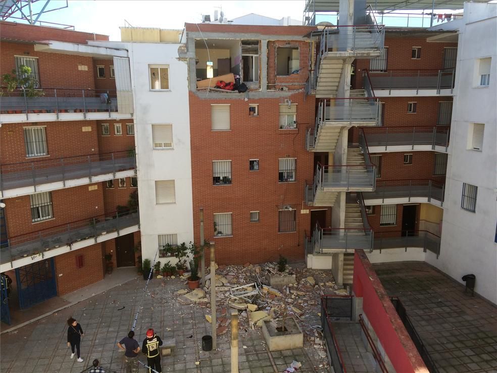 FOTOGALERÍA / Explosión de gas en la calle Málaga de Lucena