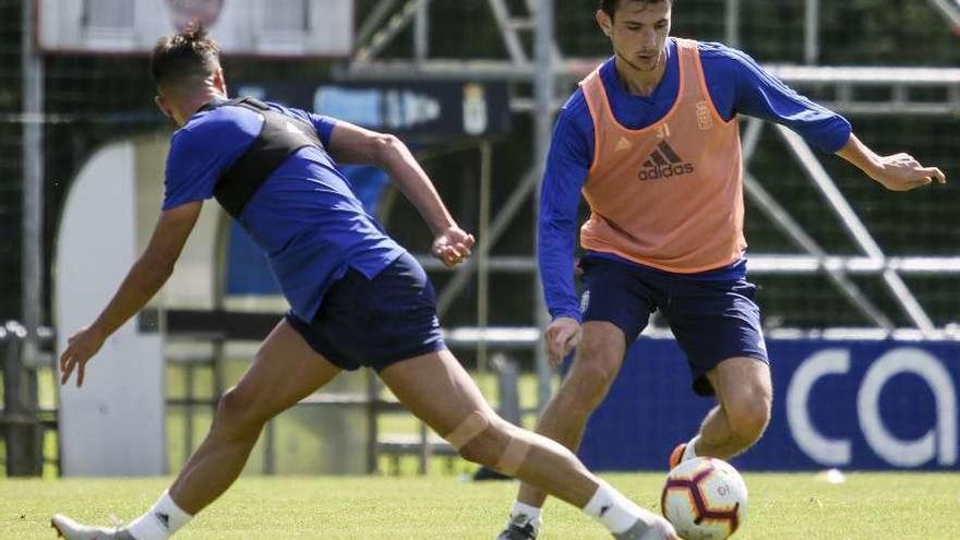 El canterano Borja Sánchez regatea a Tejera, ayer, en el entrenamiento matutino en El Requexón.