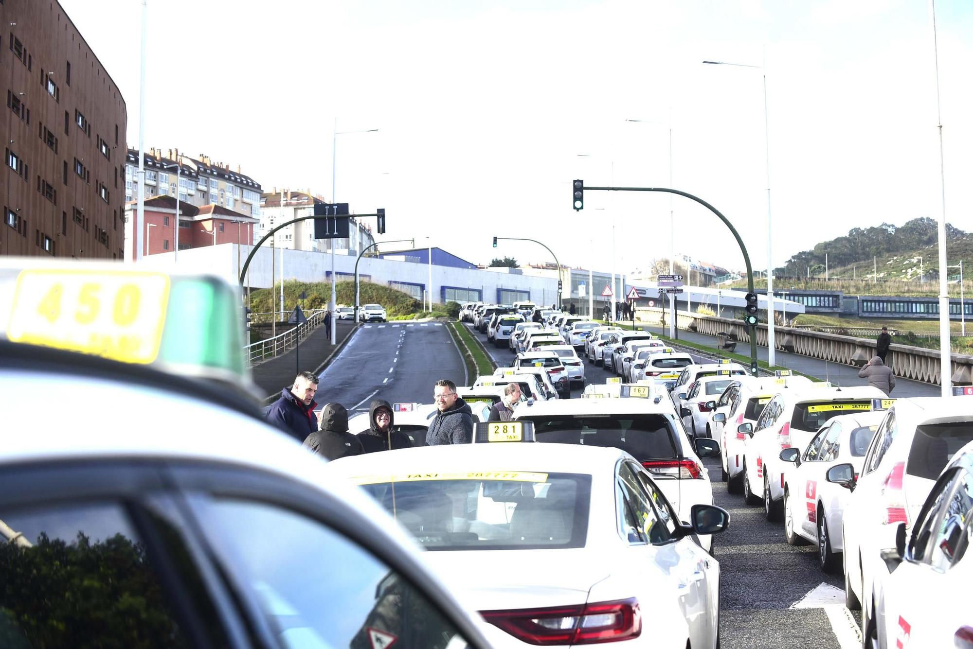 Protesta de taxistas en A Coruña por el encarecimiento de las pólizas de seguro