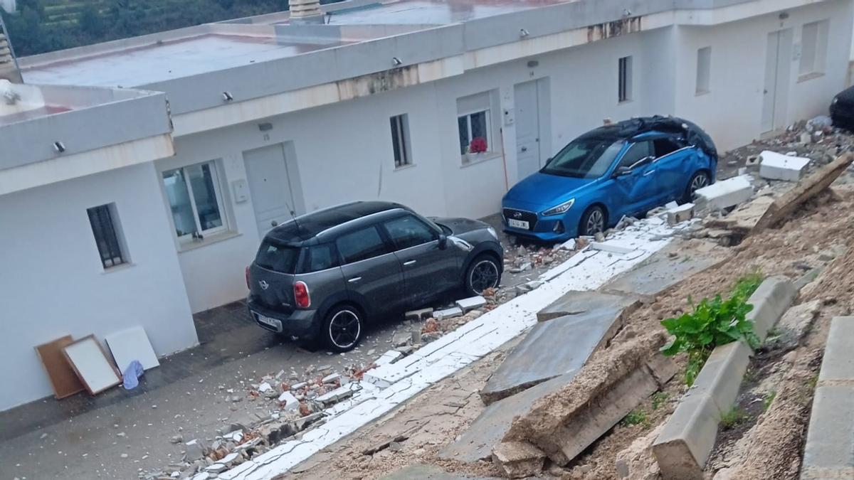 Los cascotes del muro desplomado impactaron sobre varios coches