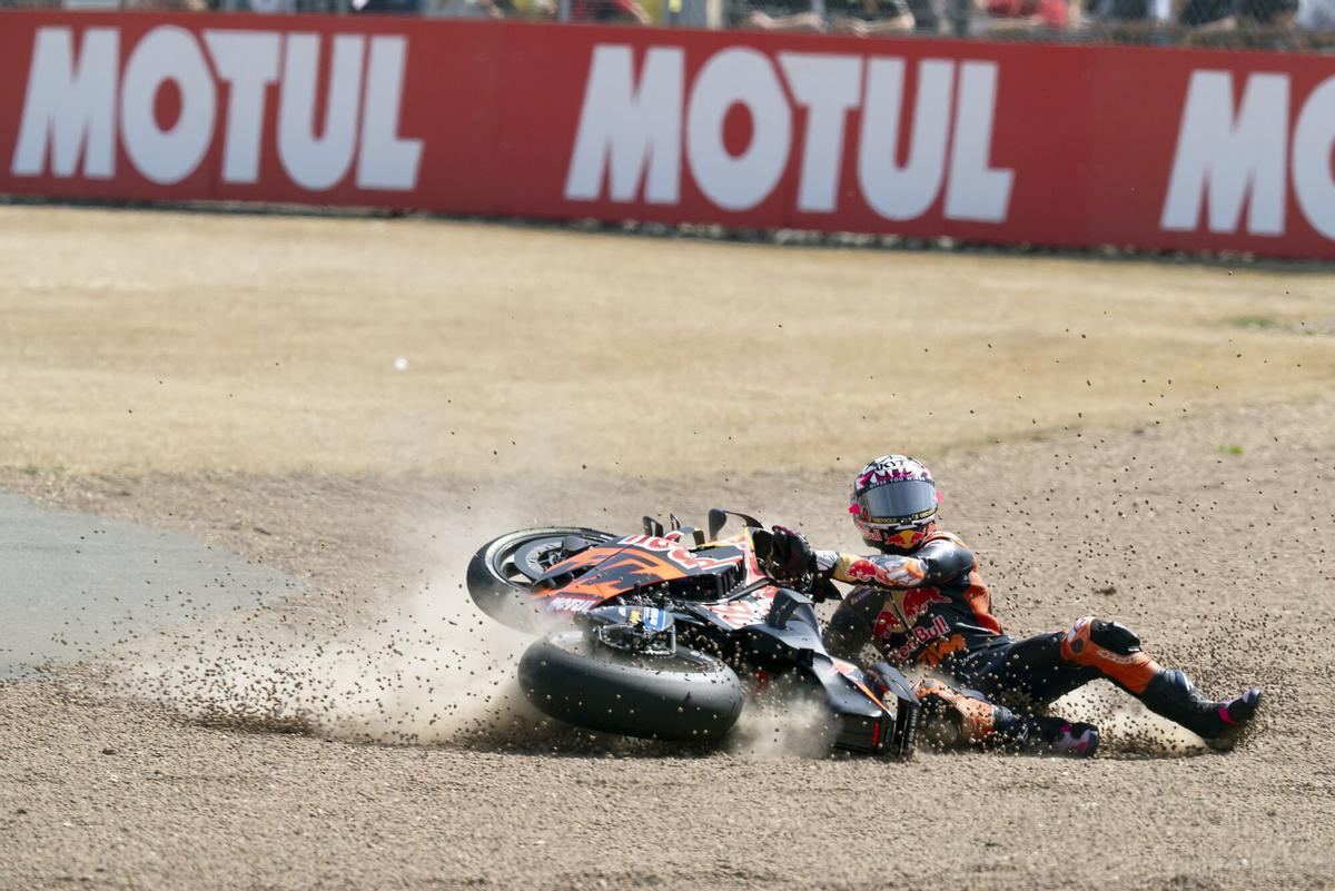 El italiano Enea Bastianini, del equipo Red Bull KTM Tech3, sufre una caída sin lesiones durante la carrera de MotoGP del Gran Premio de Gran Bretaña de motociclismo.