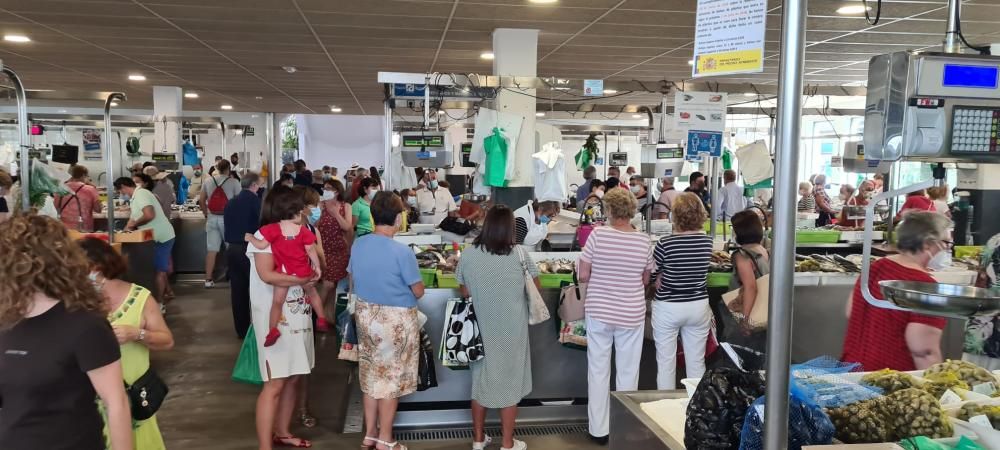 Gran afluencia de público al mercado de Vilagarcía