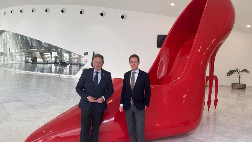 Alfredo Canteli y Nacho Cuesta posan frente al zapato de tacón en el Calatrava.