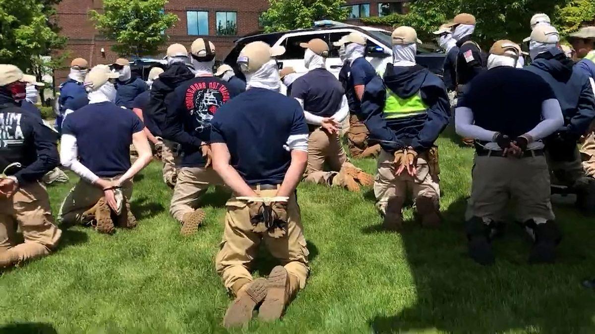 La policía de EEUU detiene a 31 ultras que planeaban disturbios en una marcha del Orgullo en Idaho.