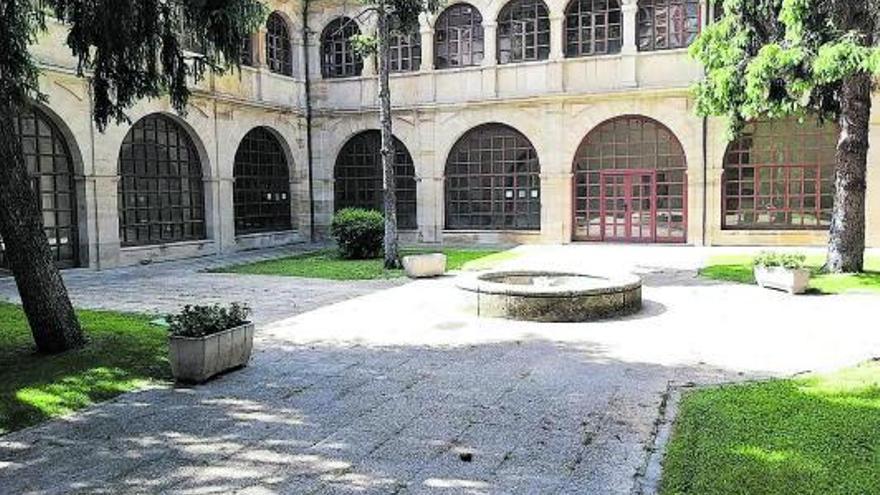 Claustro e interior del edificio donde se ubica la Escuela universitaria de RR.LL. |B. E. | B. E.