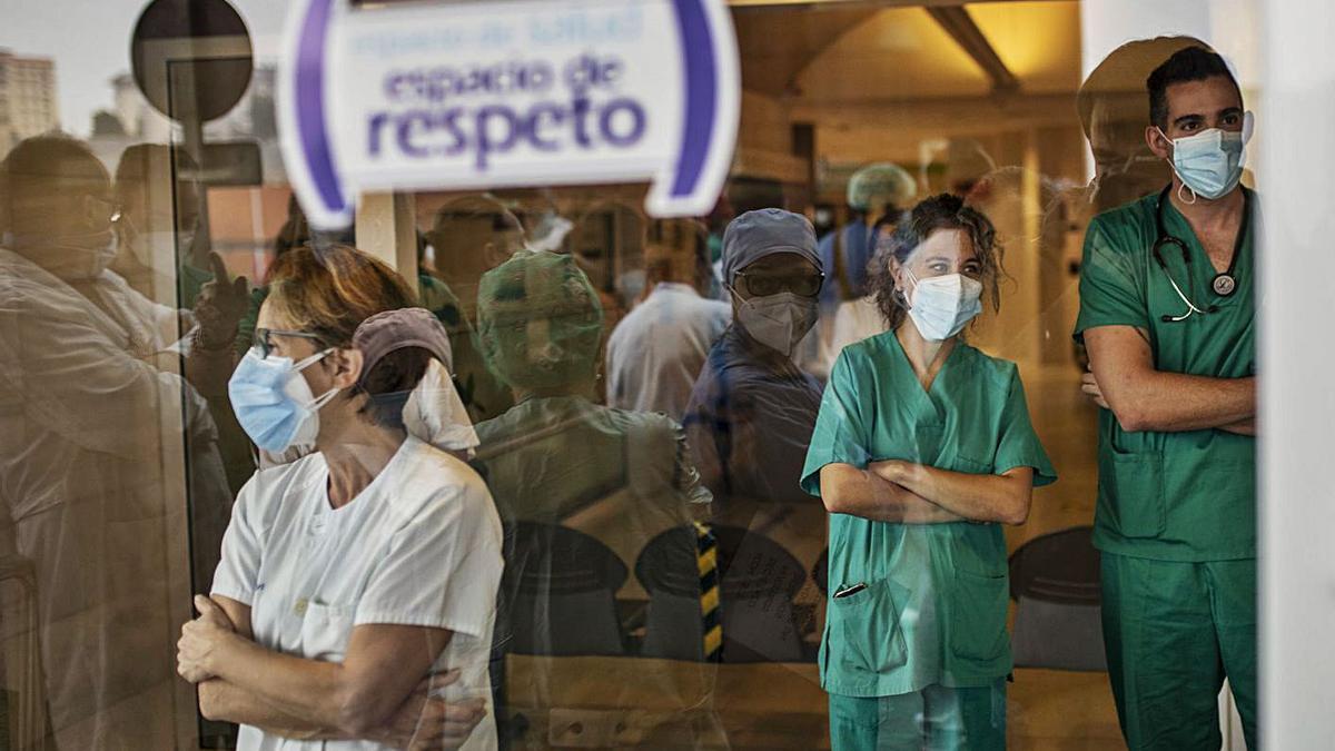 Trabajadores sanitarios, a las puertas del hospital Virgen de la Concha.
