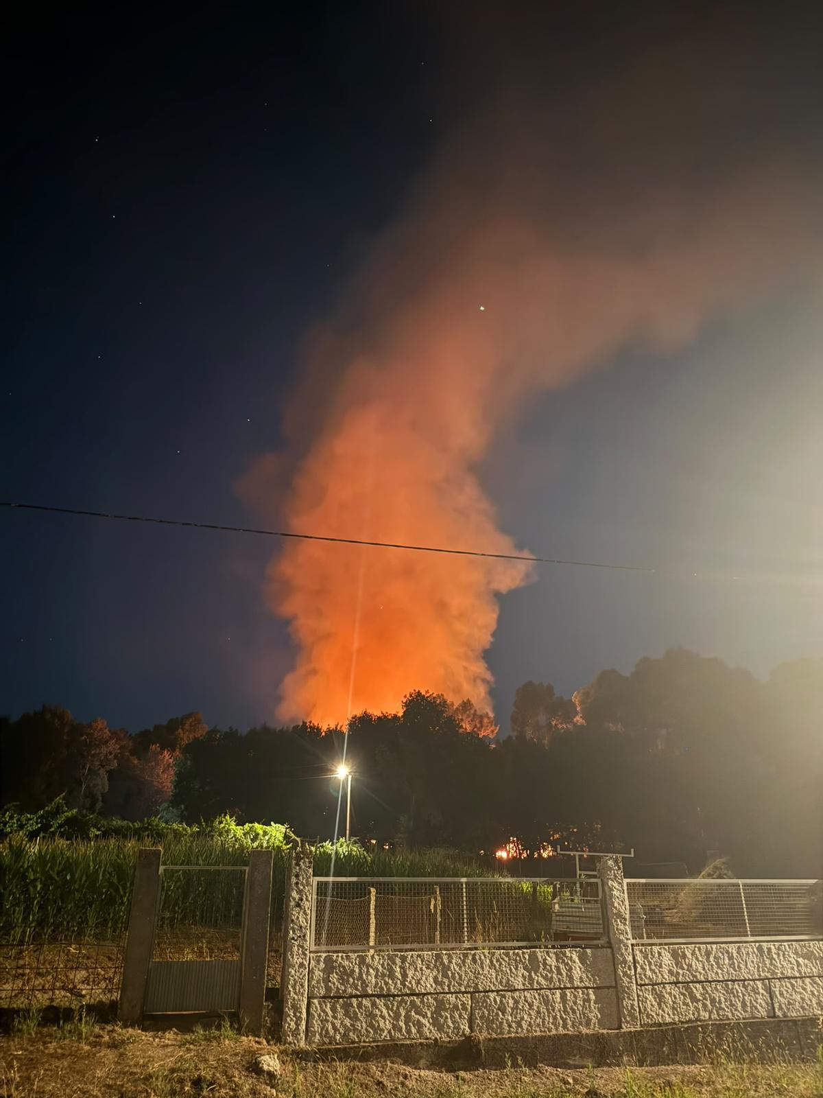 Uno de los dos incendios forestales que registró Boborás la pasada noche.