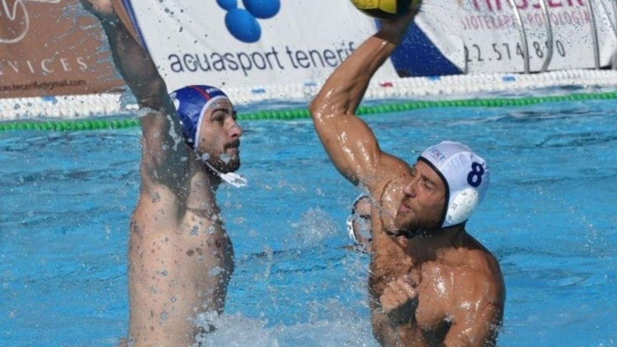 Español trata de lanzar a puerta ante la defensa del Terrassa. | | ARSENIO WATERPOLO