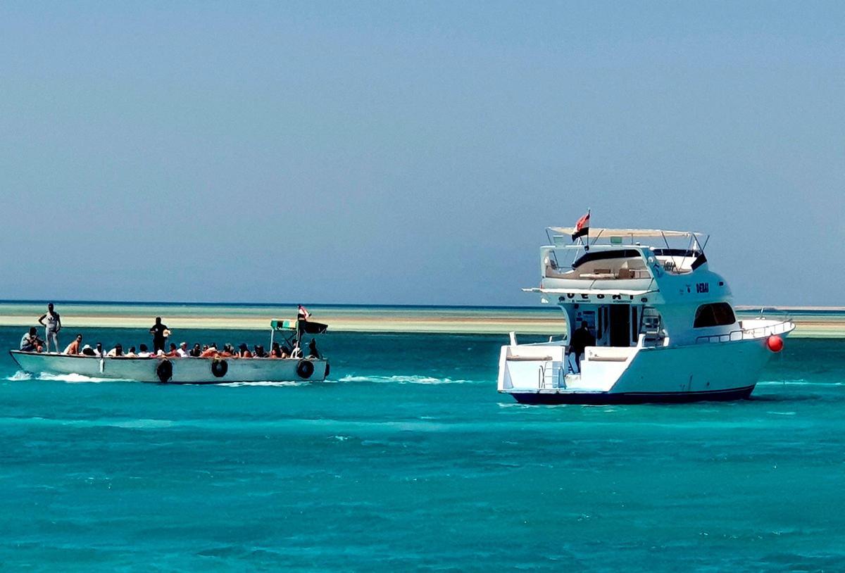 Barcos para turistas en Hurghada, en el mar Rojo, en Egipto.