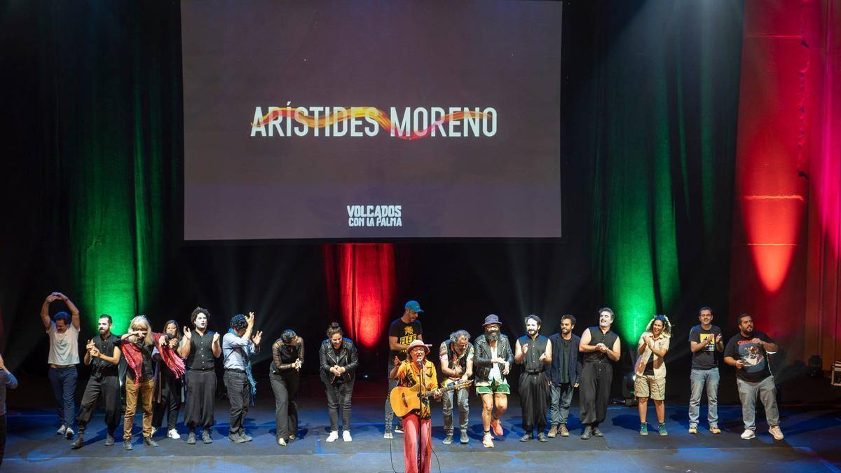 Varios de los artistas que participarán en el show Canarias All Stars cuando actuaron en el espectáculo 'Volcados con La Palma' en diciembre de 2021, en el Auditorio Alfredo Kraus.