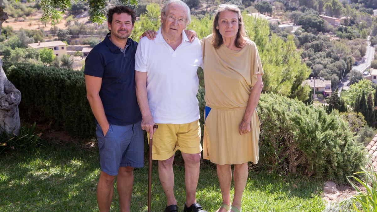 Oriol Bohigas en Mallorca en 2015 con su mujer, Beth Galli, y Vicenç Mulet
