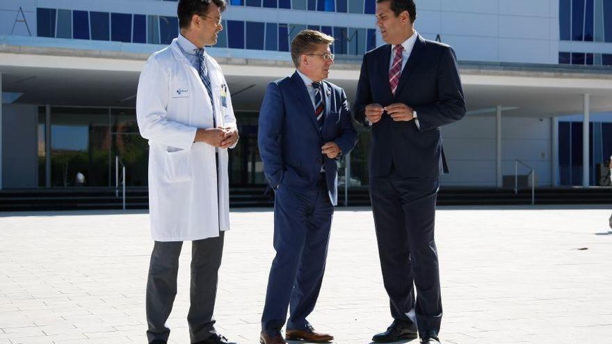 Francisco Montes, Rafael López y Alberto Castro en el nuevo Hospital Provincial