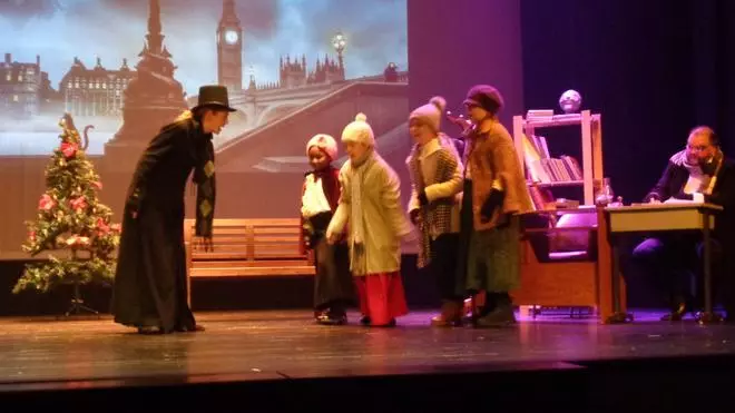 Los fantasmas visitan a "La señora Scrooge" en el teatro Clarín de Soto del Barco