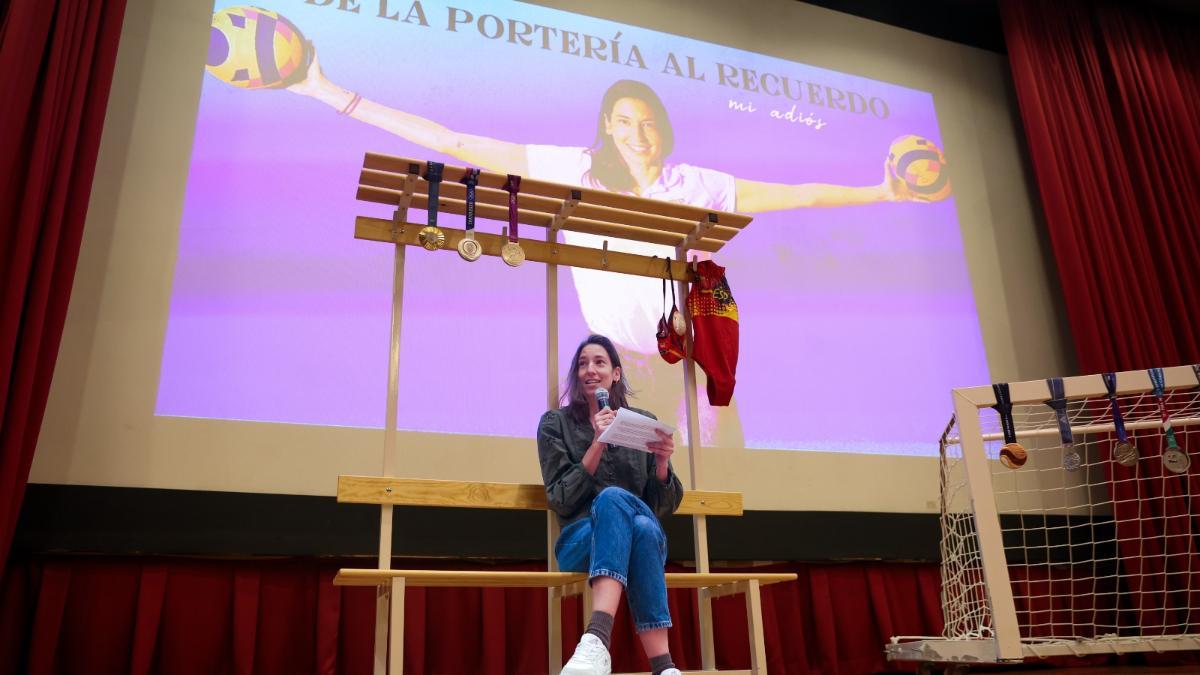 Una emocionada Laura Ester se despide del waterpolo
