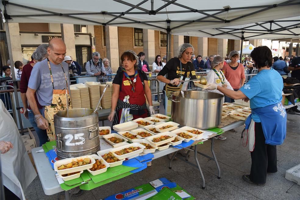 Miles de personas comen en la plaza del Pilar alimentos que iban a desecharse