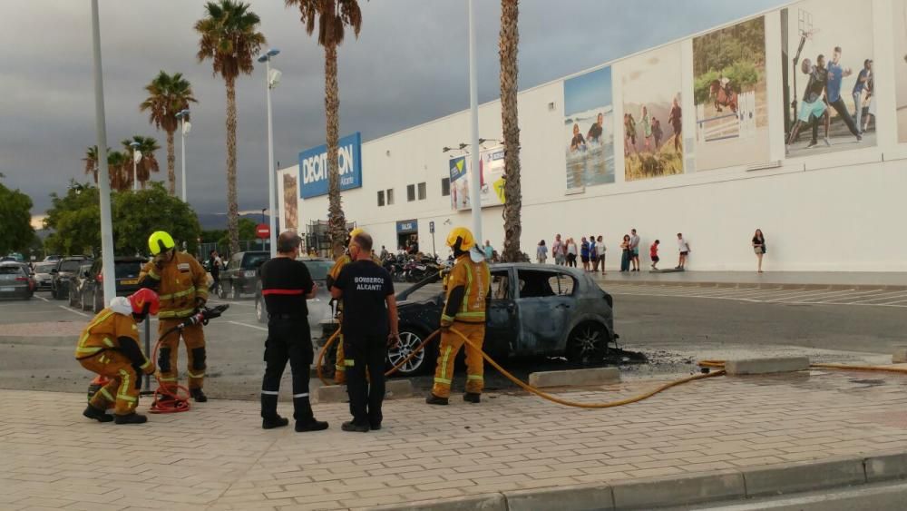 Los ocupantes lo han abandonado al ver las chispas y ha quedado calcinado