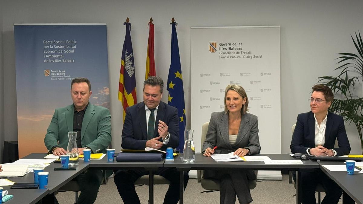 La consellera Catalina Cabrer presidiendo  la sesión de la Comisión Consultiva Tripartita de la Inspección de Trabajo.