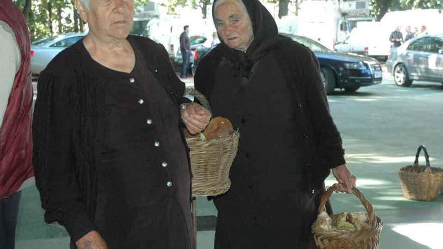 Dos mujeres de la zona, con sus cestas de setas.