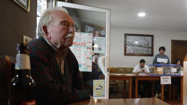 Enrique Pena, ayer, en Casa Mari, después de haber votado. | Ricardo Solís
