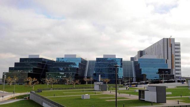 Fachada del área de consultas externas del HUCA.