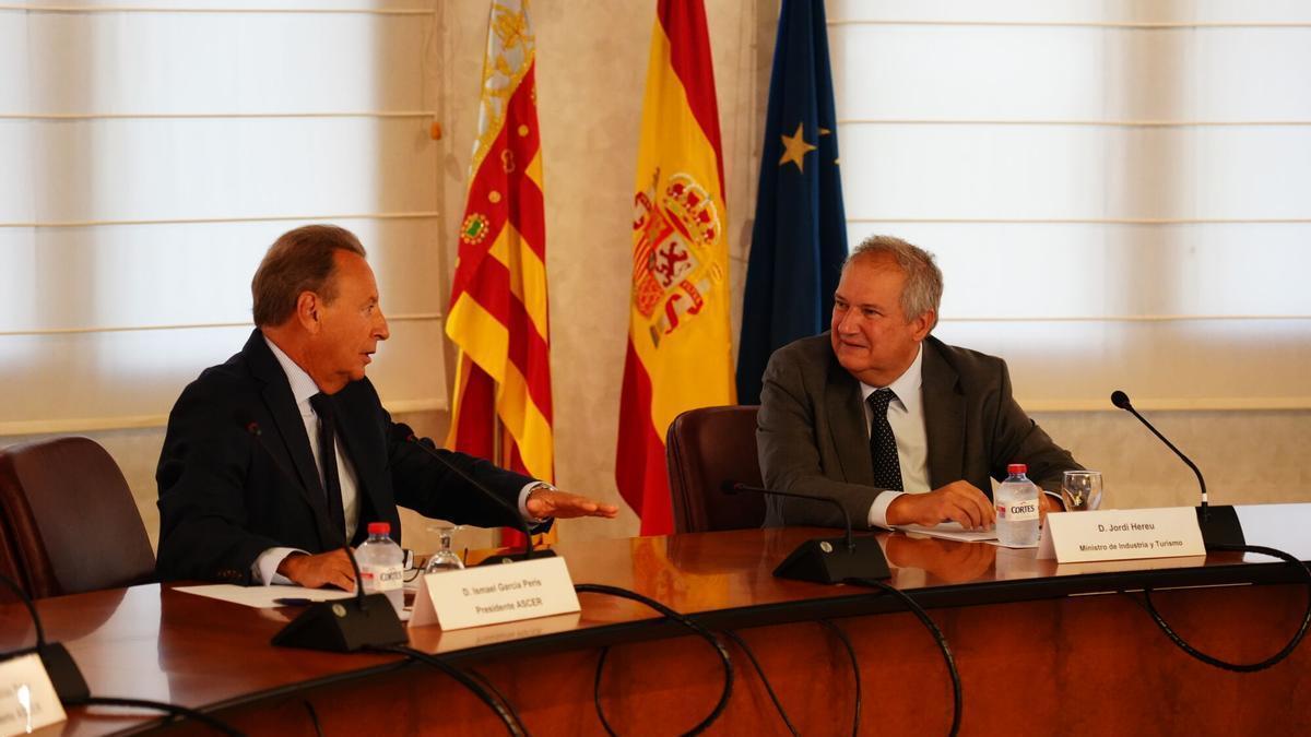 Jordi Hereu visita la sede de la patronal cerámica, Ascer.