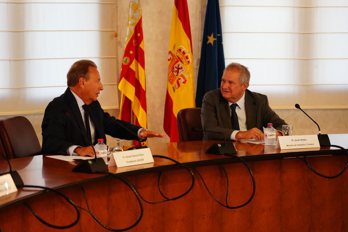 Jordi Hereu visita la sede de la patronal cerámica