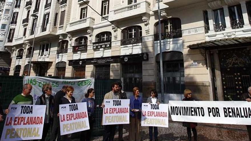 Pancartas llevadas por la PCM que se colgaron en las vallas de la obra