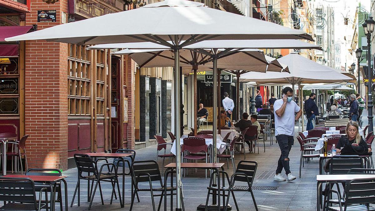 Calle Castaños, zona emblemática para la hostelería en el centro de Alicante con terrazas casi vacías ayer al mediodía. | ALEX  DOMÍNGUEZ
