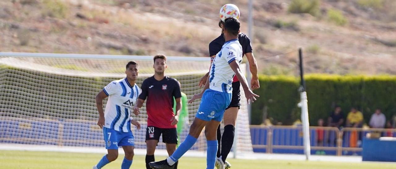 Dos jugadores pugnan por un balón aéreo en el La Nucía-Atlético Baleares
