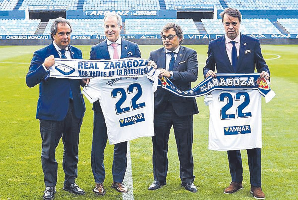 Jorge Mas, junto a Juan Forcén, Gustavo Serpa y Raúl Sanllehí, tras formalizar la compra del Zaragoza en mayo de 2022.