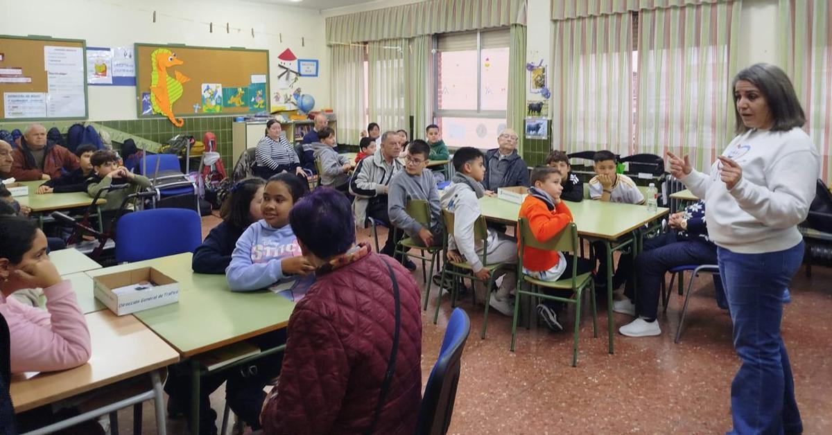 Judit Castro (derecha, de pie) explica una de las dinámicas de la jornada escolar en el CEIP Las Eras de Benavente. | Cedida